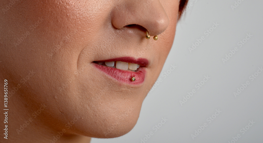 Naklejka premium piercing, lippenpiercing, nasenpiercing, gepierced, frau, gesicht, lippen, schönheit, haut, mund, close up, lippenstift, close up, gestalten, make-up, glamour, make-up, lächeln, nase, leitbild, gebis