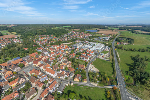 Obraz na płótnie Die Marktgemeinde Ammerndorf in Mittelfranken aus der Vogelperspektive w salonie