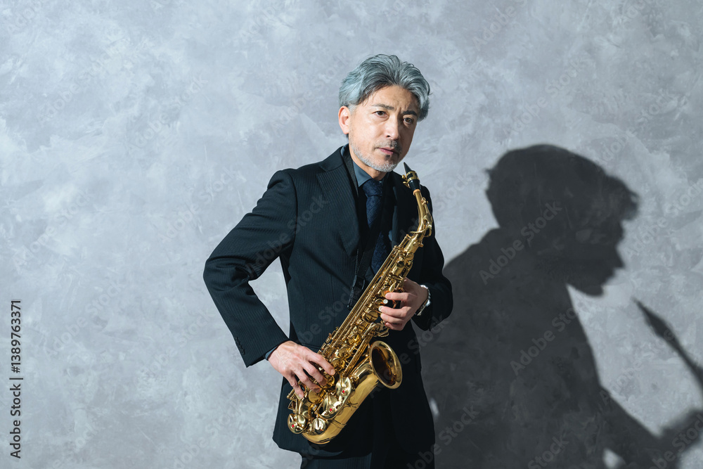 Naklejka premium サックスを演奏するミドルエイジ男性