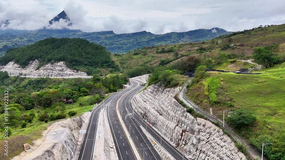 Video aéreo realizado con drone sobre la nueva vía que pertenece a la 