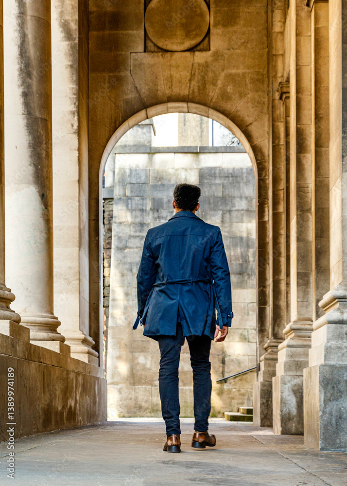 Naklejka premium man walking in the city