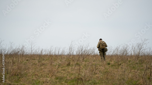 Obraz na płótnie British army soldier tabbing with 25Kg bergen in countryside w salonie