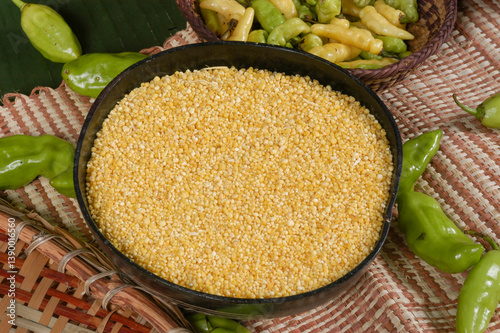 Uarini flour, a type of artisanal cassava flour produced in the Middle Rio Negro region, known for its crunchy texture and characteristic flavor. The presence of chili peppers is also common in local 