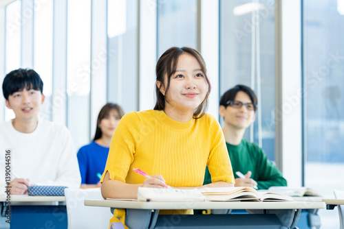 Foto 授業を受ける大学生　撮影協力：学校法人電波学園　東京電子専門学校