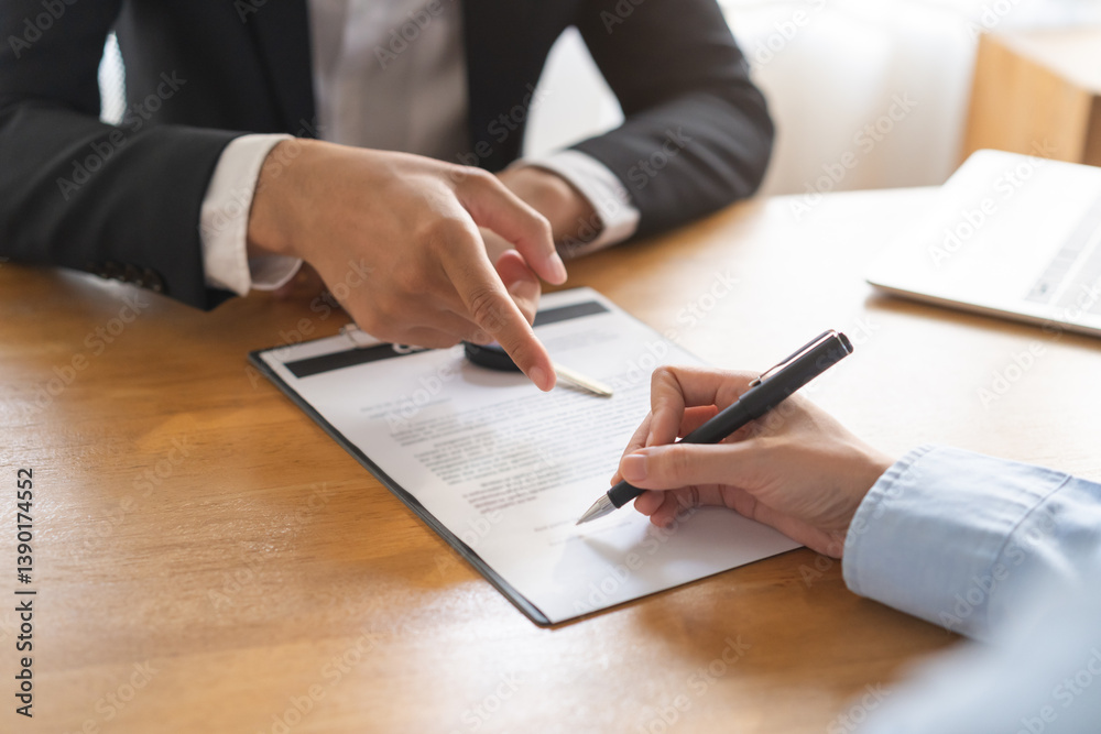 © KMPZZZ - businessman signing contract