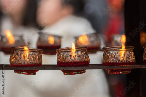 Obraz na płótnie Burning glass of candles in the buddhism temple w salonie