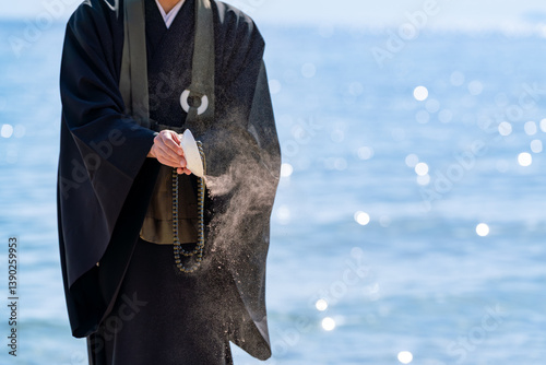 海で僧侶が供養している海洋散骨のイメージ