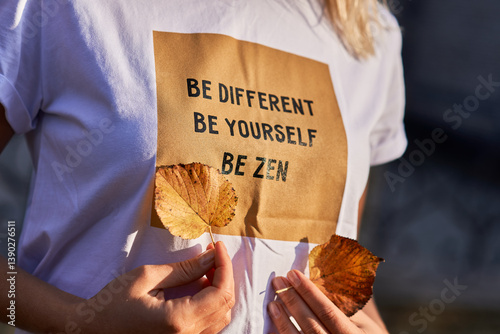 Foto Inspirational T-shirt with Be Different Be Yourself Be Zen Message and Autumn Le