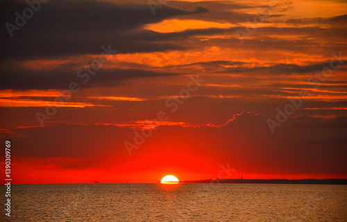 Obraz na płótnie red sunset over the sea w salonie