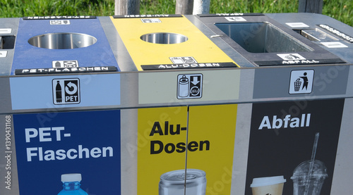 Wallpaper Mural Recycling Sammelbehälter im Freien für PET Flaschen, Alu Dosen und Abfall. Abfalltrennung in der Schweiz Torontodigital.ca