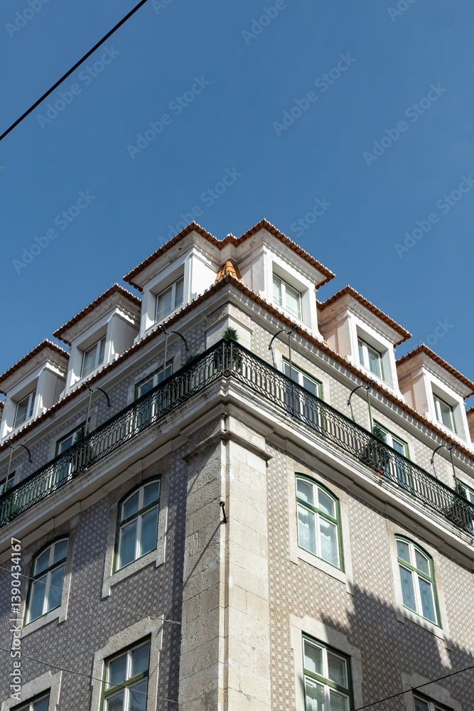 Obraz premium Exterior of an apartment building with balconies against a blue sky 