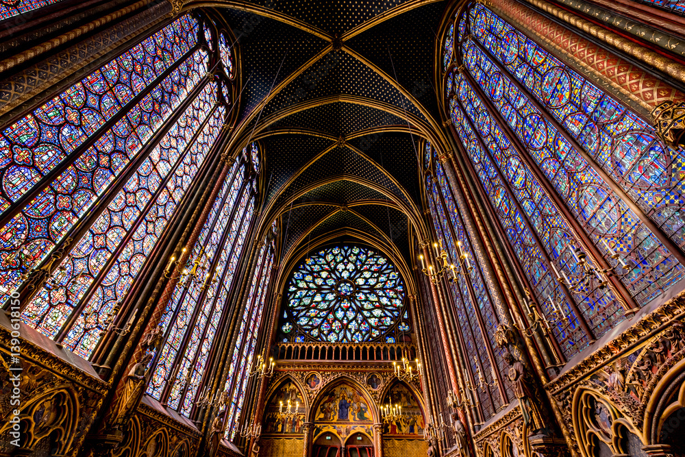 Intérieur de la Sainte-Chapelle sur l'île de la Cité à Paris capitale de la France