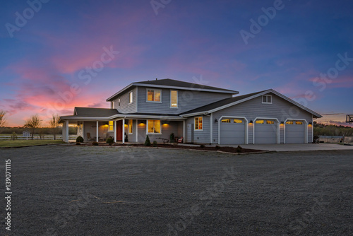 Valokuva A spacious and large home with an expansive lawn area in front of it