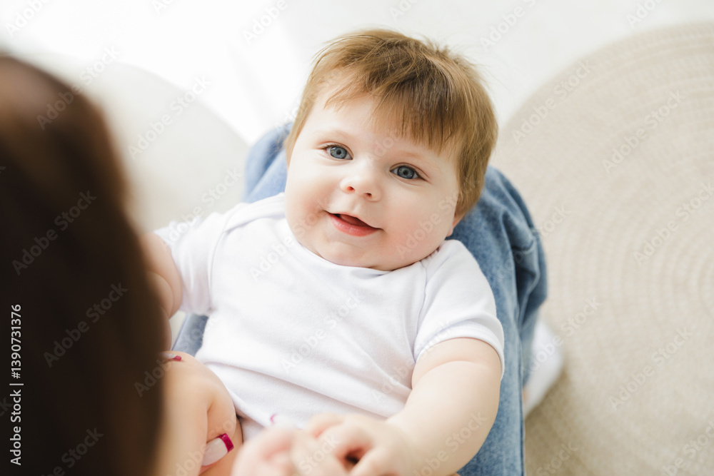 Ταπετσαρία Adorable 7 month old baby laughing while lying on mother's lap, over the shoulder shot