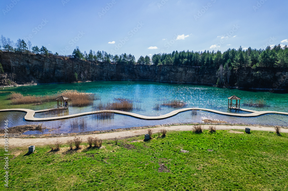 Park Gródek, najsłynniejszy obecnie Park na terenie Jaworzna na Śląsku w Polsce. Lazurowa woda, kładka na zbiorniku wodnym. Panorama z lotu ptaka.