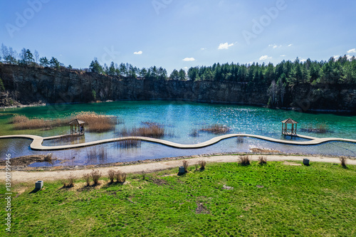 Obraz na płótnie Park Gródek, najsłynniejszy obecnie Park na terenie Jaworzna na Śląsku w Polsce. Lazurowa woda, kładka na zbiorniku wodnym. Panorama z lotu ptaka. w salonie