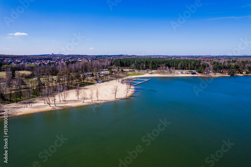 Obraz na płótnie Zbiornik wodny Sasina na Śląsku w Polsce, powstały na terenach dawnej kopalni piasku. Panorama z lotu ptaka, wczesną wiosną. w salonie