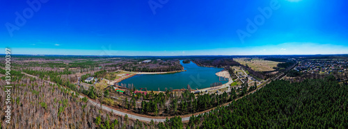 Obraz na płótnie Zbiornik wodny Sasina na Śląsku w Polsce, powstały na terenach dawnej kopalni piasku. Panorama z lotu ptaka, wczesną wiosną. w salonie
