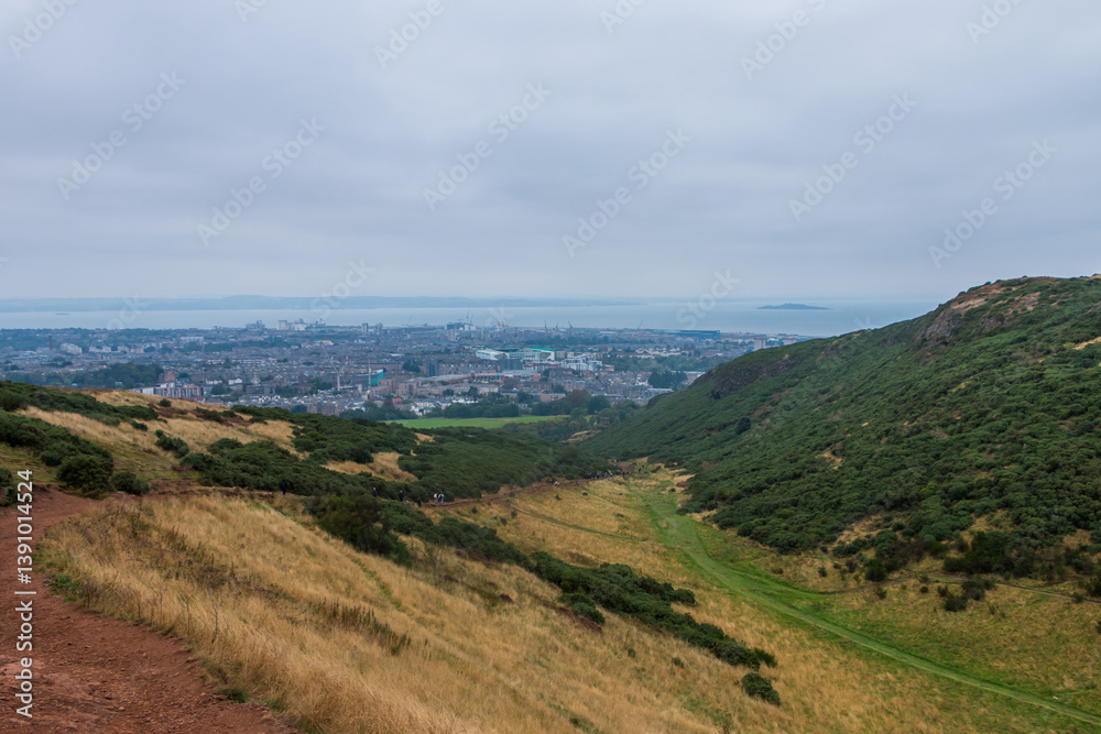Obraz premium Beautiful view from Arthur's Seat to Edinburgh and the surrounding landscape. Hiking in Scotland.
