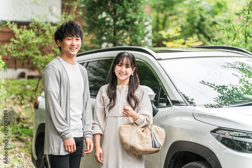 旅行でペンション・コテージに車でやってきたカップル・夫婦
