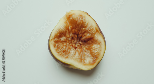 Foto de ângulo alto de um figo fresco cortado ao meio, destacando sua estrutura orgânica