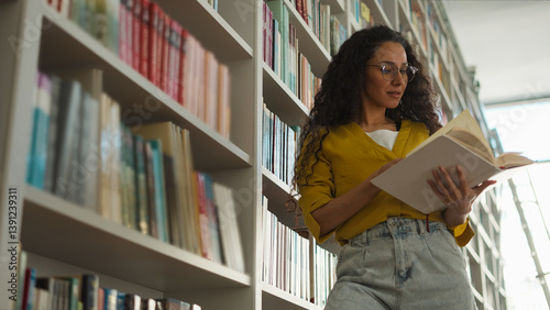 Cuadro en lienzo Hispanic Latina woman student library choosing books textbooks bookstore learnin