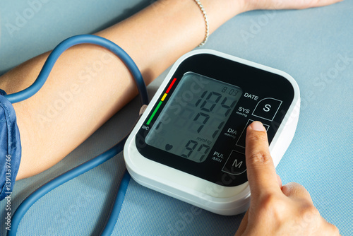 Obraz na płótnie man check blood pressure monitor and heart rate monitor with digital pressure gauge. Health care and Medical concept w salonie