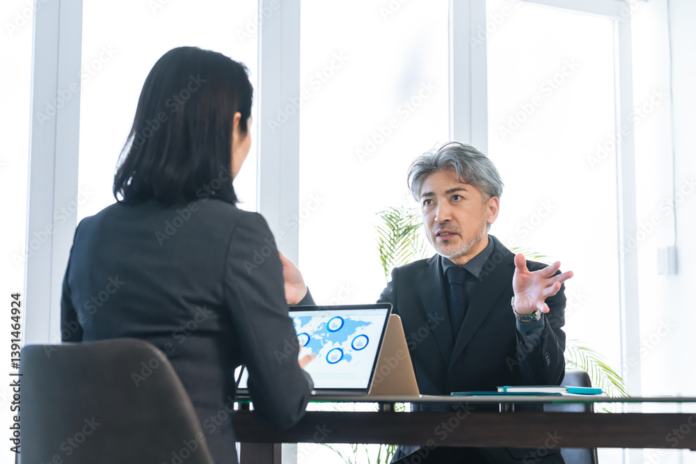 経営者、社長、シニア、ミドルエイジ、エグゼクティブ、経営、男性、日本人、商談、面談、コンサルティング、コンサルタント、アドバイザー、顧問、プランナー、仕事、融資、実業家、人材、オフィス、企業、会社、相談、コーチング、ビジネスシーン、交渉、説得、営業、提案、中年、ディスカッション、会議、ミーティング、打ち合わせ、ビジネスマン、ビジネス、中高年、上司、教育、研修、会話、説明、スーツ、コピースペース、シ