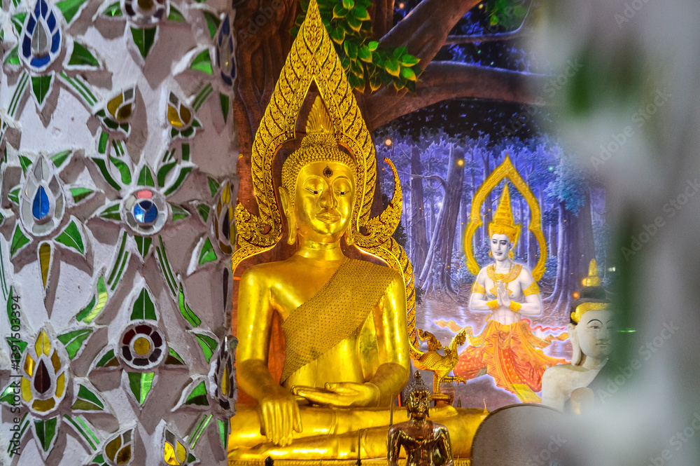 Obraz premium Golden Buddha Statue, Symbols of Buddhism, South East Asia