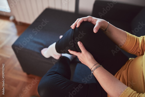 Obraz na płótnie Woman with painful knee and leg injury at home. w salonie