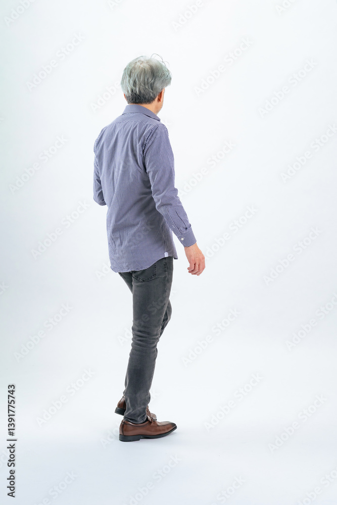 Naklejka premium 歩くシニア男性の後ろ姿の全身写真