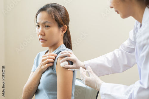 Wallpaper Mural doctor examining patient Torontodigital.ca