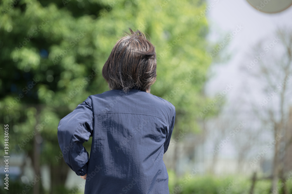 Fototapeta premium 新緑の公園などでウォーキングやランニングなどの運動をする高齢のシニア女性顔無しの後ろ姿