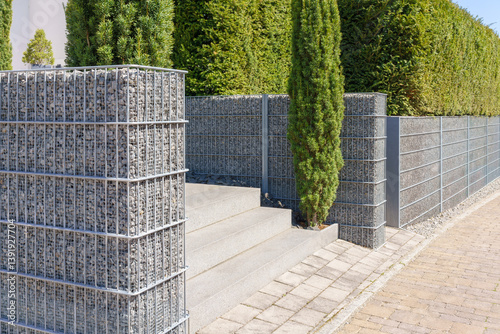 Mauer aus Gabionen am Hauseingang
