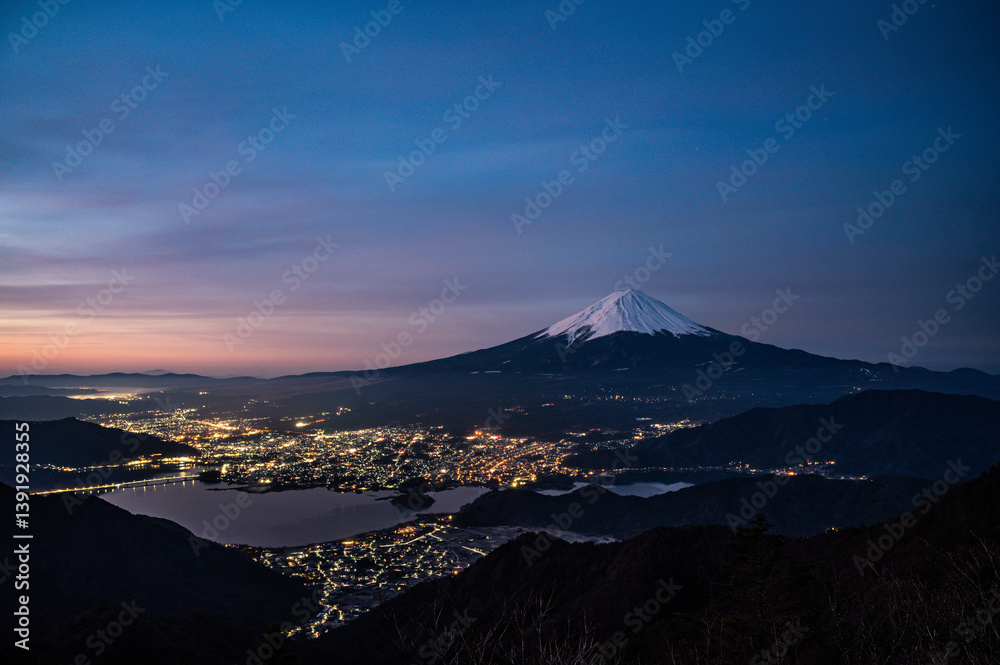 Fototapeta premium 山梨県新道峠からの河口湖と富士山の夜景