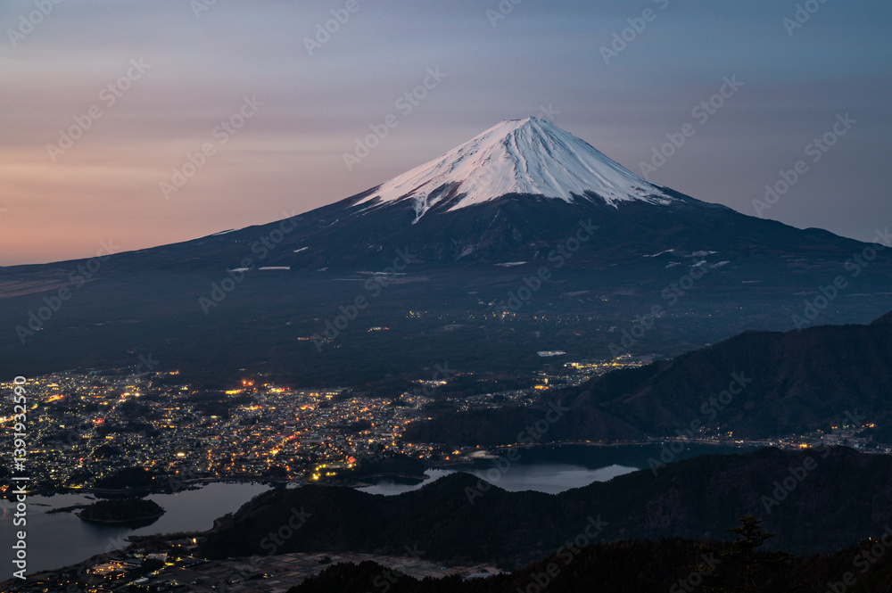 山梨県新道峠からの河口湖と富士山の夜景