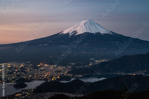 Obraz na płótnie 山梨県新道峠からの河口湖と富士山の夜景 w salonie