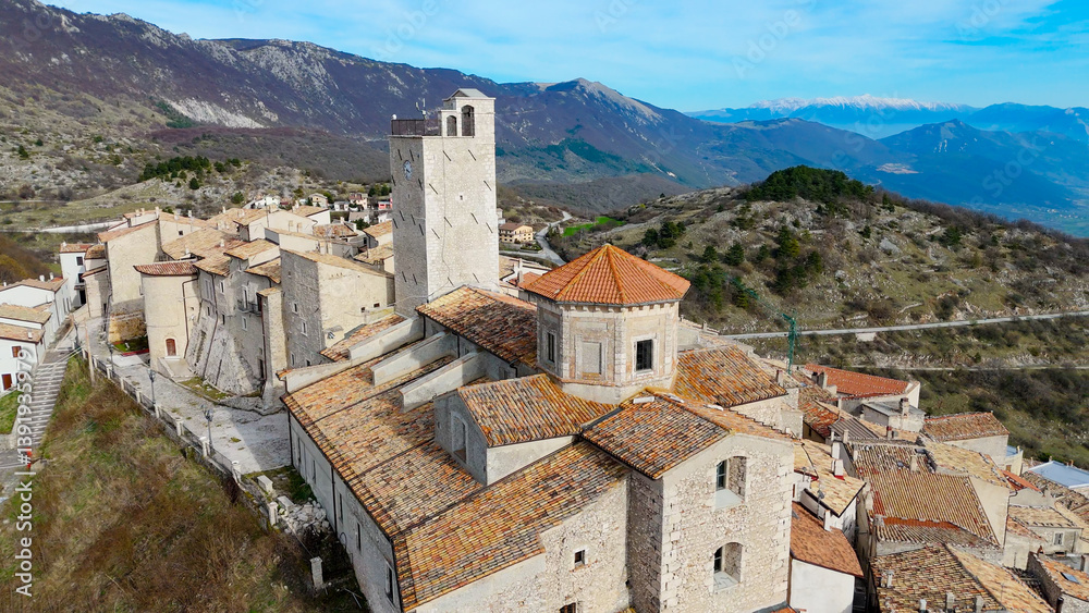 Obraz premium Castel del Monte, Abruzzo, Italy. Aerial drone view
