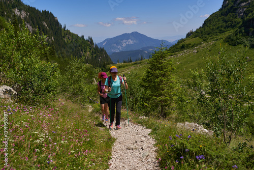 Obraz na płótnie Women hiking toward forested mountain........4o.. w salonie