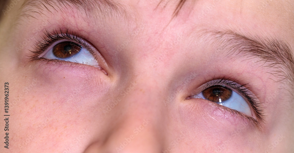 Obraz premium boy looking up with eyes. close-up part of face