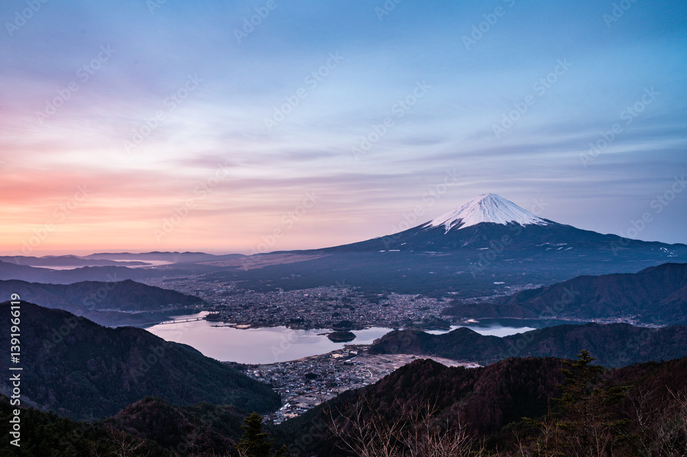 山梨県新道峠からの富士山と河口湖 山梨県新道峠からの富士山と河口湖