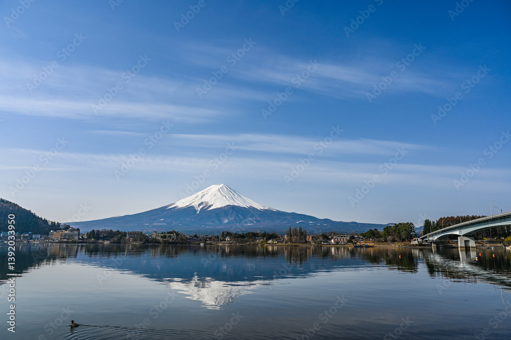 Fototapeta premium 山梨県河口湖と富士山