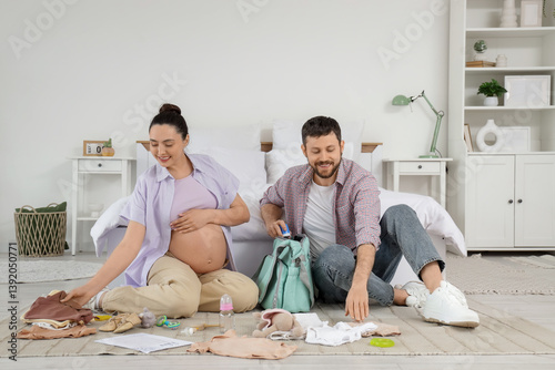 Happy pregnant couple packi...