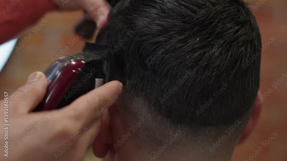 Coiffeur barbier avec sa tondeuse