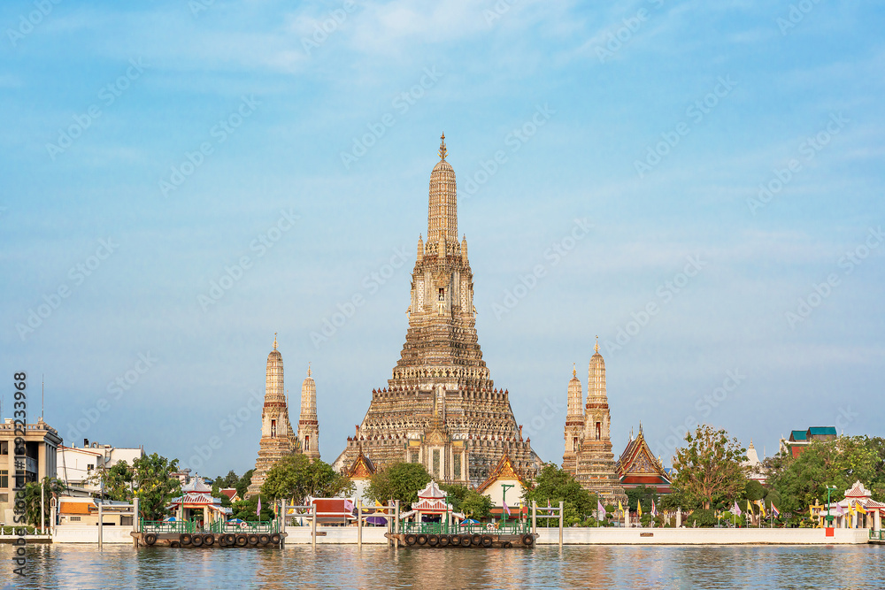 Obraz premium Wat Arun Ratchawararam is a Buddhist temple in Bangkok Yai district of Bangkok, Thailand.