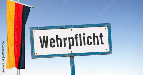 Deutsche Nationalflagge mit einem Metallschild und der Devise; Wehrpflicht
