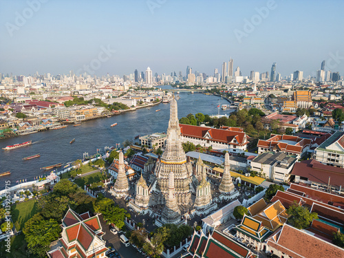 Obraz na płótnie Aerial view pagoda buddha Temple of dawn Wat Arun river background sunset light with modern downtown city background w salonie