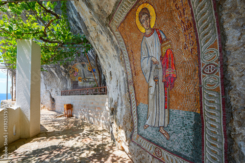 Schilderij op canvas Mosaics on the rock face of the cliff where the upper Ostrog Monastery of the Se