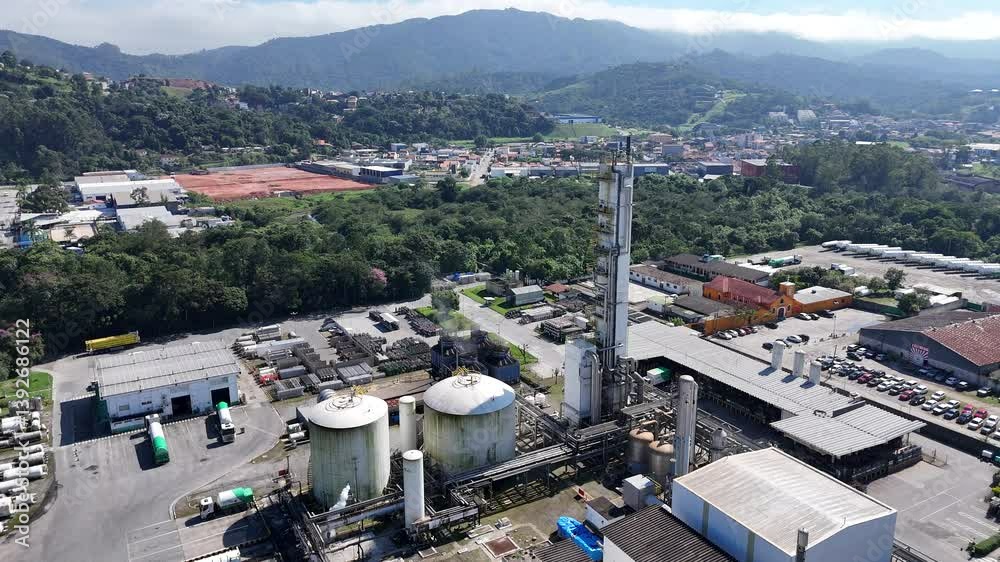 Visão aérea de uma indústria da Air Products em Mogi das Cruzes, especializada na produção de gases industriais como hidrogênio e nitrogênio. A imagem destaca a planta industrial e seus processos