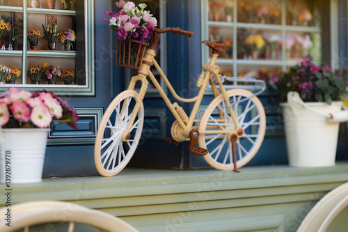 Obraz na płótnie Closeup of bicycle decoration toy in the window w salonie